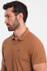 Ombre Męska koszulka polo jednokolorowa BASIC z dzianiny pique - brązowa V23 OM-POBS-0100 S. Brązowe koszulki polo męskie Ombre, m, bez wzorów, z dzianiny, bez kołnierzyka, bez ramiączek. Za 79.99 zł.