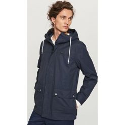 Parka z kontrastowymi detalami - Granatowy. Parki męskie marki Reserved. W wyprzedaży za 139.99 zł.