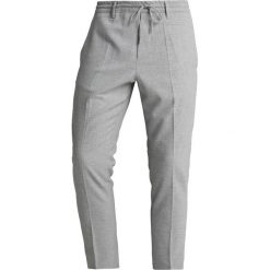 Gabba PHILIP CROPPED Spodnie materiałowe light grey. Szare spodnie na co dzień męskie Gabba, z elastanu. Za 419.00 zł.