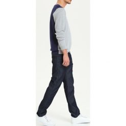 SWETER DŁUGI RĘKAW MĘSKI. Szare swetry męskie DRYWASH, bez wzorów, eleganckie, bez kołnierzyka, bez ramiączek. W wyprzedaży za 49.99 zł.