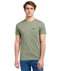 MESKA KOSZULKA LEE ULTIMATE POCKET TEE OLIVE STONE 112370494. Zielone t-shirty męskie Lee, xl, bez wzorów, bez kołnierzyka, bez ramiączek. Za 79.99 zł.