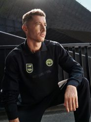4F Longsleeve polo męski 4F x Robert Lewandowski - czarny XL. Czarne koszulki męskie z długim rękawem 4f, m, bez wzorów, z dzianiny, klasyczne, bez kołnierzyka, bez ramiączek. Za 159.99 zł.