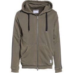 The Editor ZIPPED WITH STRIPE Bluza z kapturem oliv. Bluzy nierozpinane męskie The Editor. W wyprzedaży za 433.95 zł.