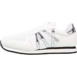 Armani Exchange RETRO RUNNER Sneakersy niskie white. Buty sportowe na co dzień męskie marki Armani Exchange. W wyprzedaży za 384.30 zł.