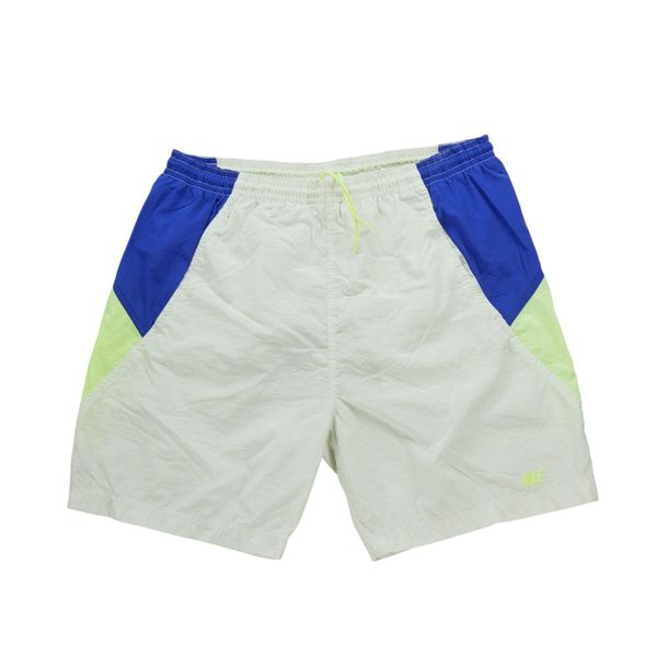 Second life - Męskie białe szorty z lat 2000 - Stan dobry. Białe szorty sportowe męskie Nike, bez wzorów, sportowe. Za 122.63 zł.