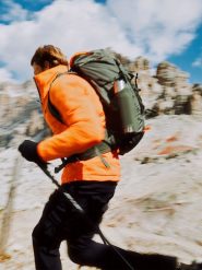 4F Kurtka puchowa trekkingowa z wypełnieniem syntetycznym męska - czerwona XL. Czerwone kurtki męskie 4f, m, bez wzorów, z materiału, bez ramiączek, bez kaptura. Za 499.99 zł.