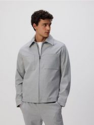 Rozpinana bluza z kołnierzem - jasnoszary. Szare bluzy rozpinane męskie Reserved, l, bez wzorów, z dzianiny, bez ramiączek, bez kaptura. W wyprzedaży za 79.99 zł.