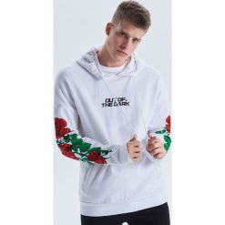 Bluza z motywem róży kolekcja Valentines - Biały. Bluzy nierozpinane męskie marki Cropp. Za 129.99 zł.