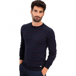 Sweter w kolorze granatowym ze wzorem. Niebieskie swetry męskie AVVA, Dewberry, w paski, z okrągłym kołnierzem. Za 219.95 zł.