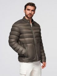Klasyczna pikowana kurtka męska ze stójką – oliwkowa V3 - Rozmiar: M. Zielone kurtki męskie Ombre Clothing, m, bez wzorów, z materiału, klasyczne, bez ramiączek, bez kaptura. Za 339.99 zł.
