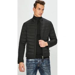 Guess Jeans - Kurtka. Czerwone kurtki męskie Guess Jeans, l, z aplikacjami, z jeansu, bez ramiączek, bez kaptura. W wyprzedaży za 429.90 zł.