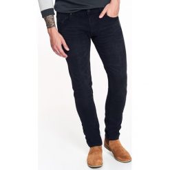 SPODNIE MĘSKIE JEANSOWE O KROJU SLIM. Spodnie na co dzień męskie marki TOP SECRET. W wyprzedaży za 59.99 zł.
