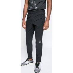 Reebok - Spodnie. Długie spodnie sportowe męskie marki Reebok. W wyprzedaży za 179.90 zł.
