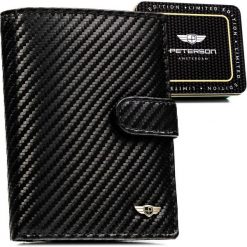 Pionowy portfel męski ze skóry naturalnej w czarnym kolorze wyposażony w system RFID, w zestawie z brelokiem - Peterson. Czarne portfele męskie Peterson, bez wzorów, ze skóry. Za 99.99 zł.