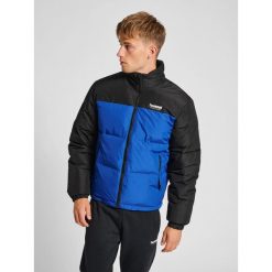 Kurtka puchowa Hummel GC Nicky. Niebieskie kurtki męskie HUMMEL, bez wzorów, z puchu, sportowe, bez ramiączek, bez kaptura. W wyprzedaży za 361.60 zł.
