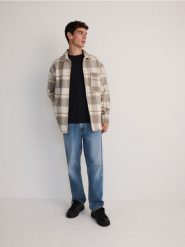 Koszula regular fit w kratę - beżowy. Brązowe koszule męskie Reserved, l, bez wzorów, z dzianiny, bez kołnierzyka, bez ramiączek. W wyprzedaży za 79.99 zł.
