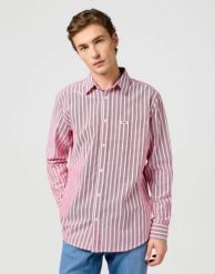 MESKA KOSZULA WRANGLER 1 PKT SHIRT RED OXFORD 112362540. Czerwone koszule męskie Wrangler, m, bez wzorów, bez kołnierzyka, bez ramiączek. Za 169.99 zł.