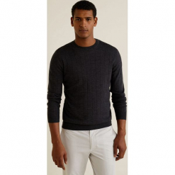 Mango Man - Sweter Willys. Szare swetry męskie Mango Man, z dzianiny, z okrągłym kołnierzem, z krótkim rękawem. W wyprzedaży za 139.90 zł.