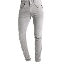 Replay ANBASS Jeansy Slim Fit grey denim. Jeansy męskie marki Replay. W wyprzedaży za 412.30 zł.