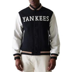 Kurtka varsity New York Yankees Wordmark. Białe kurtki męskie New Era, m, bez wzorów, bez ramiączek, bez kaptura. W wyprzedaży za 625.50 zł.