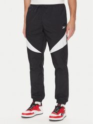 Reebok Spodnie dresowe 100223963 Czarny Regular Fit. Czarne długie spodnie sportowe męskie Reebok, bez wzorów, z dresówki, na fitness i siłownię. Za 199.99 zł.