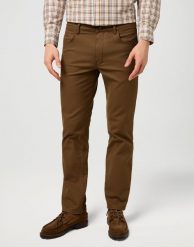 MESKIE SPODNIE WRANGLER GREENSBORO DARK EARTH 112371571. Spodnie na co dzień męskie Wrangler, bez wzorów, z materiału. Za 219.99 zł.