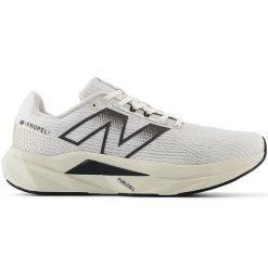 Buty męskie New Balance FuelCell Propel v5 MFCPRCW5 – białe. Białe buty do biegania męskie New Balance, bez wzorów, z gumy, bez zapięcia, do biegania. Za 399.99 zł.