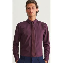 Koszula regular fit - Bordowy. Czerwone koszule męskie Reserved. W wyprzedaży za 39.99 zł.