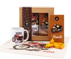 Zestaw prezentowy dla fana motocykli (Zawartość paczki: koszulka, torba, kubek, słodycze; Rozmiar koszulki / bluzy: 3XL (męska); Kolor koszulki / bluz. Białe bluzy nierozpinane męskie nikiniki, m, bez wzorów, z bawełny, bez ramiączek, bez kaptura. Za 169.00 zł.