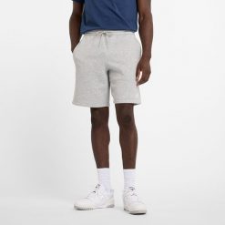 Spodenki męskie New Balance MS43903AG – szare. Szare szorty sportowe męskie New Balance, bez wzorów, z bawełny, klasyczne. Za 119.99 zł.