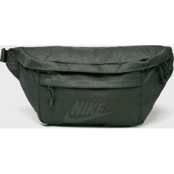 Nike Sportswear - Saszetka. Szare saszetki męskie marki Nike Sportswear, w paski, z materiału. W wyprzedaży za 139.90 zł.