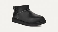 UGG Classic Ultra Mini Leather Regenerate Boot Śniegowce męskie. Czarne buty zimowe męskie UGG, na jesień, bez wzorów, z materiału, młodzieżowe, bez obcasa, bez zapięcia. Za 636.99 zł.