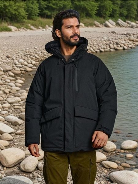 Kurtka ocieplana z kapturem - czarny. Czarne kurtki męskie Sinsay, l, bez wzorów, bez ramiączek, z kapturem. Za 159.99 zł.