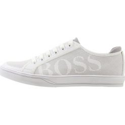 BOSS ATHLEISURE ATTITUDE TENN LUX Sneakersy niskie white. Białe buty sportowe na co dzień męskie BOSS ATHLEISURE, z materiału. W wyprzedaży za 467.35 zł.