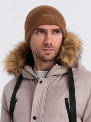 Czapka dzianinowa męska beanie z haftowanym napisem – brązowa V4. Brązowe czapki męskie Ombre Clothing, bez wzorów, z dzianiny, eleganckie. Za 129.99 zł.