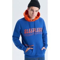 Bluza z kapturem kolekcja Night Animals - Granatowy. Bluzy nierozpinane męskie marki Cropp. Za 119.99 zł.