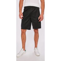 Adidas Originals - Szorty. Szare szorty sportowe męskie Adidas Originals, sportowe. W wyprzedaży za 179.90 zł.
