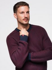 Męski sweter o kontrastowym splocie z okrągłym dekoltem – bordowy V1 - Rozmiar: M. Czerwone swetry męskie Ombre Clothing, z aplikacjami, z dzianiny, bez kołnierzyka, bez ramiączek. W wyprzedaży za 125.99 zł.