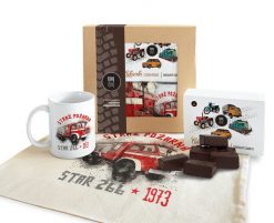 Straż Pożarna — paczka (Zawartość paczki: koszulka - torba - kubek - słodycze; Rozmiar koszulki / bluzy: 5XL (męska); Kolor koszulki / bluzy: jasnosza. Brązowe bluzy nierozpinane męskie nikiniki, m, bez wzorów, z bawełny, retro, bez ramiączek, bez kaptura. Za 169.00 zł.