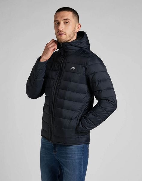 MESKA KURTKA LEE LIGHT PUFFER JKT BLACK 112321559. Czarne kurtki męskie Lee, na zimę, s, bez wzorów, bez ramiączek, bez kaptura. Za 349.99 zł.