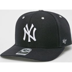 47brand - Czapka New York Yankees. Czarne czapki męskie 47brand, z haftami, z materiału. W wyprzedaży za 79.90 zł.