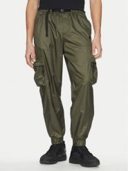 Nike Spodnie dresowe FB7911 Khaki Regular Fit. Brązowe spodnie dresowe męskie Nike, bez wzorów, z dresówki. Za 449.99 zł.