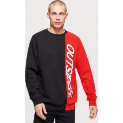 Dwukolorowa bluza z nadrukiem - Czerwony. Czerwone bluzy nierozpinane męskie Cropp, z nadrukiem. Za 119.99 zł.