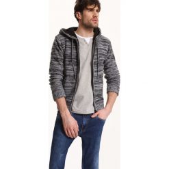SWETER DŁUGI RĘKAW MĘSKI Z ZAMKIEM. Kardigany męskie marki TOP SECRET. W wyprzedaży za 59.99 zł.