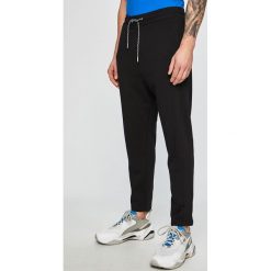 Armani Exchange - Spodnie. Spodnie na co dzień męskie marki Armani Exchange. Za 469.90 zł.