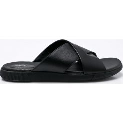 Clarks - Klapki. Czarne klapki i japonki męskie Clarks, z materiału. W wyprzedaży za 269.90 zł.