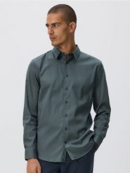 Gładka koszula slim fit - zielony. Zielone koszule męskie Reserved, l, bez wzorów, z bawełny, bez kołnierzyka, bez ramiączek. Za 129.99 zł.
