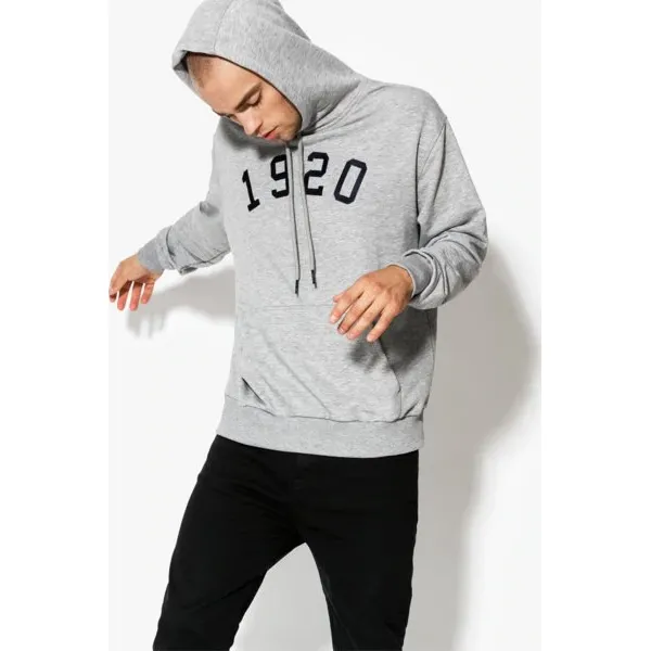 New Era Bluza Ne Branded Po Hoody 1920 New Era Lgh , szary, rozmiar L. Szare bluzy nierozpinane męskie New Era, l, bez wzorów, z bawełny, klasyczne, bez ramiączek, bez kaptura. W wyprzedaży za 169.99 zł.