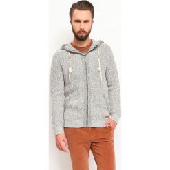 SWETER DŁUGI RĘKAW MĘSKI Z GUZIKIEM. Szare swetry męskie TOP SECRET, bez wzorów, z dzianiny, bez kołnierzyka, bez ramiączek. W wyprzedaży za 59.99 zł.