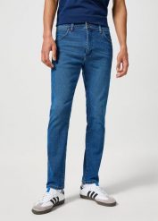 WRANGLER MĘSKIE SPODNIE OCIEPLANE JEANSOWE LARSTON GAVIN 112356819 W18S008806. Niebieskie jeansy męskie Wrangler, bez wzorów, z bawełny, klasyczne, z obniżonym stanem. Za 219.99 zł.